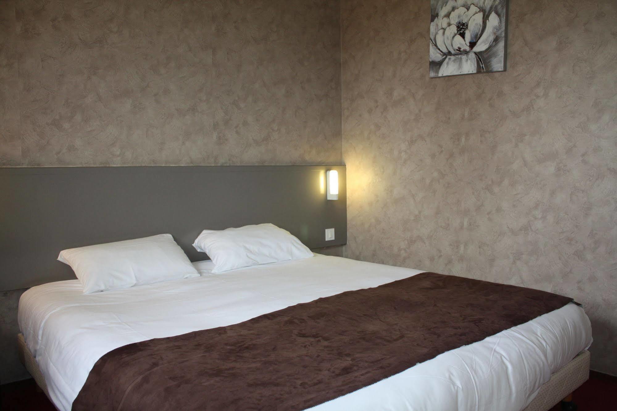 Brit Hotel Landivisiau Bagian luar foto