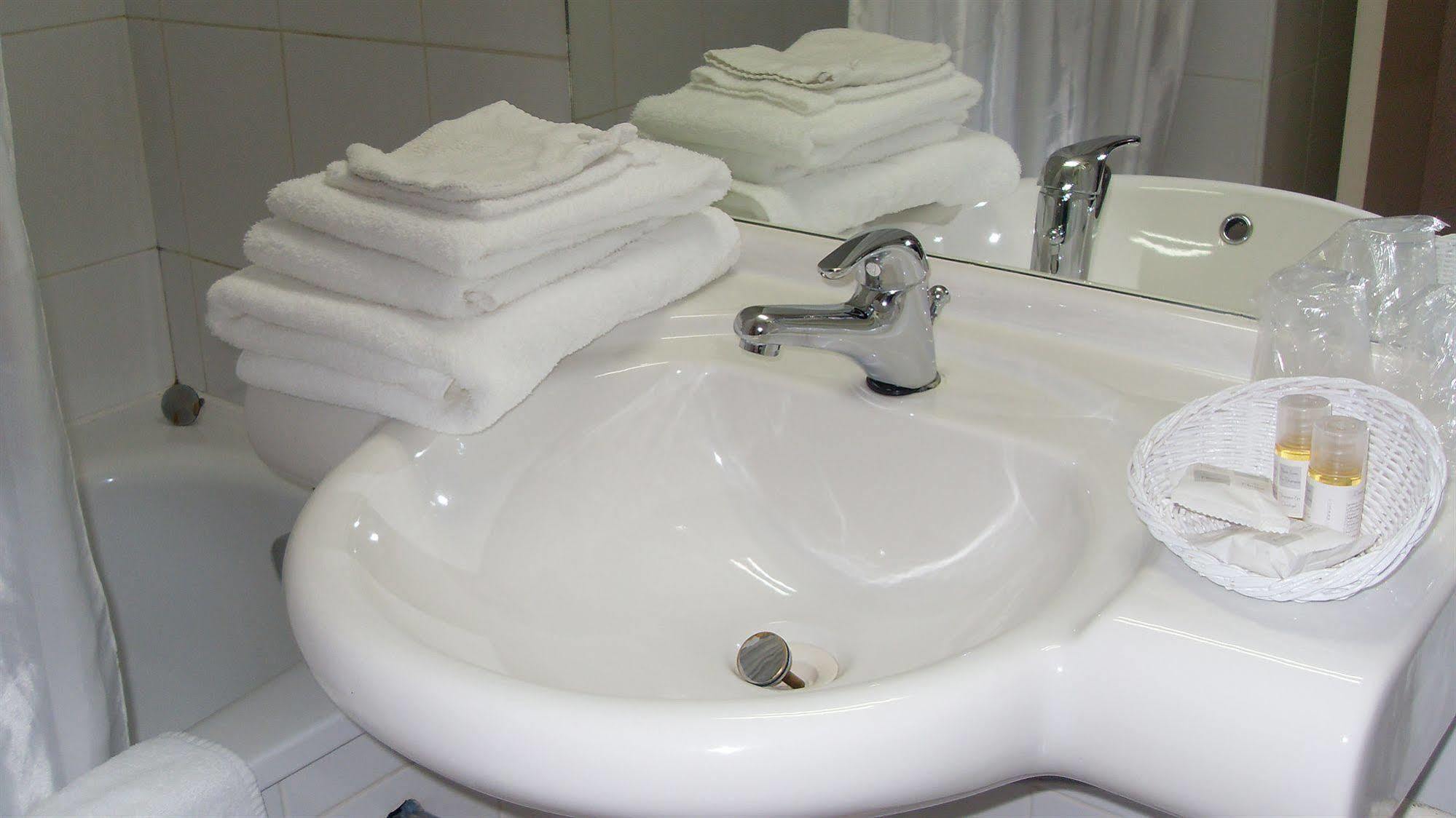 Brit Hotel Landivisiau Bagian luar foto