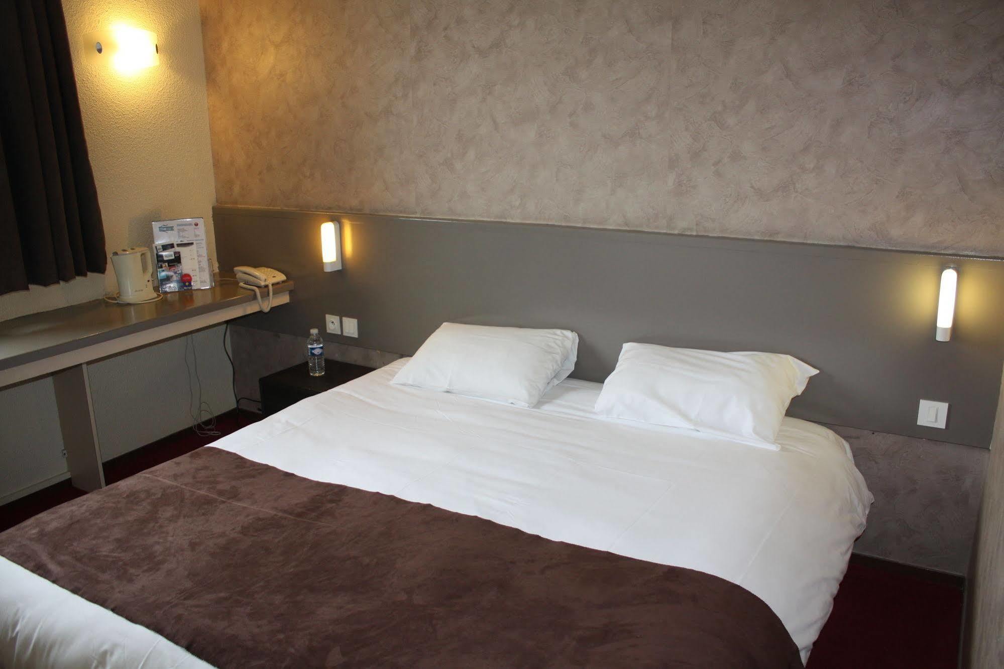 Brit Hotel Landivisiau Bagian luar foto
