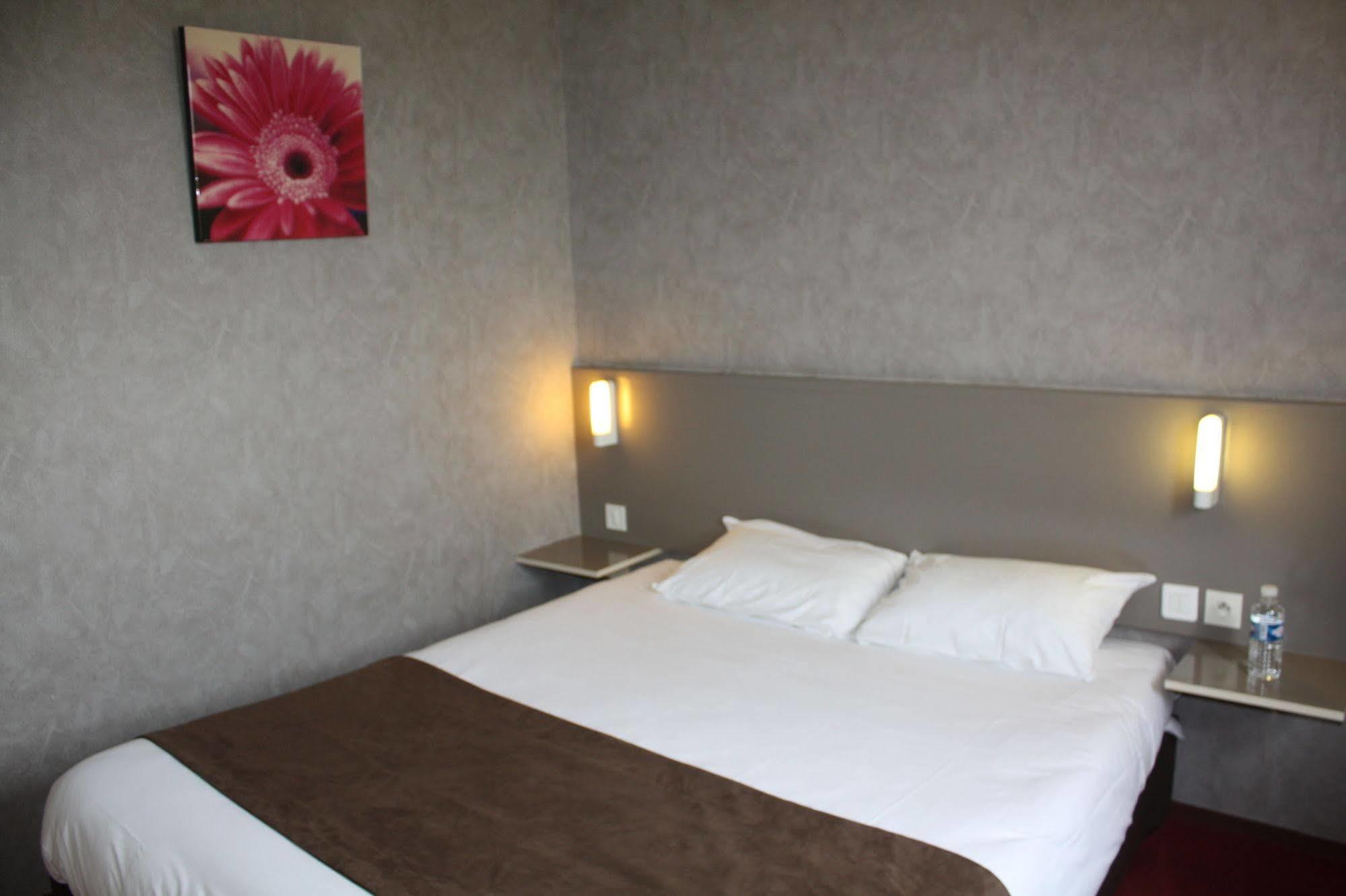 Brit Hotel Landivisiau Bagian luar foto